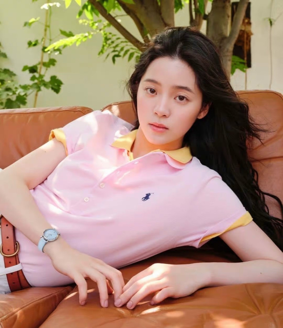  Tuy nhiên chúng cũng đem tới cho phái nữ vẻ ngoài ngọt ngào, trong trẻo nếu như được lựa chọn các thiết kế có gam màu tươi sáng nổi bật.