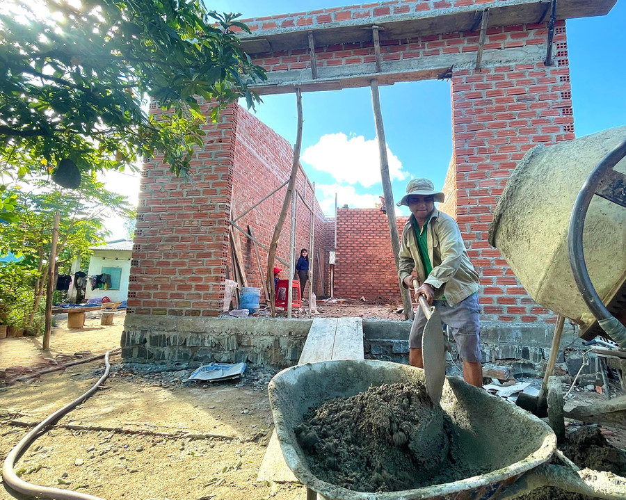 Gia đình anh Đinh Puốc (thôn 2, xã Đông) được hỗ trợ vốn để xây nhà từ Chương trình MTQG phát triển kinh tế-xã hội vùng đồng bào dân tộc miền núi. Ảnh: Minh Nguyễn