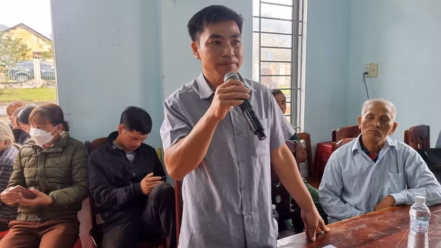 Cử tri tham gia ý kiến tại buổi tiếp xúc. Ảnh: Hà Phương