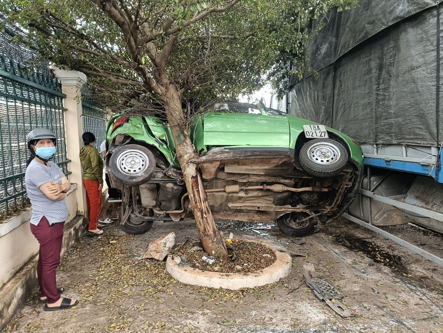 Sau khi lao vào dải phân cách, xe tải đã đâm vào xe ô tô đang đậu bên lề đường phía trước. Ảnh: R'Ô HOK