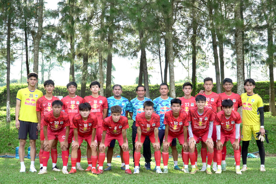 Đội hình các cầu thủ và ban huấn luyện của U21 HAGL tại giải đấu năm nay Ảnh: Văn Ngọc