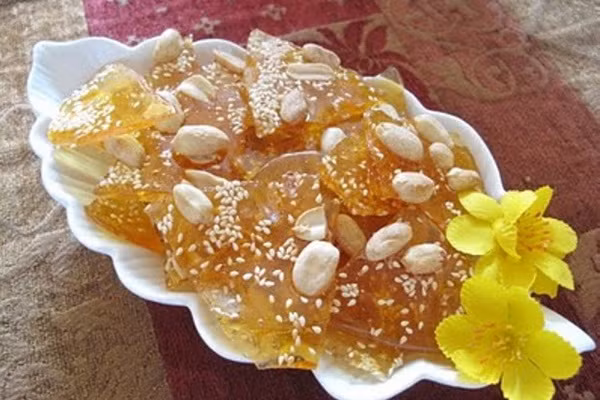 Kẹo gương được coi là thứ quà quê của người dân Quảng Ngãi. Ảnh: VietnamTravel