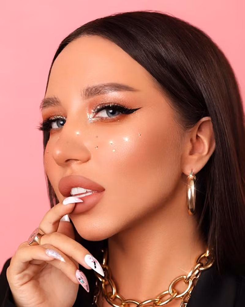 Một cách khác để làm cho lớp trang điểm của bạn trở nên rạng rỡ hơn là phủ thêm gel sequins lấp lánh lên mí mắt và gò má của bạn.