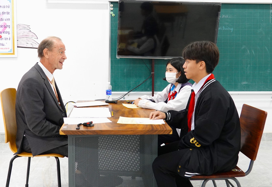 Thí sinh bậc THCS tham gia bài thi kỹ năng nói bằng hình thức vấn đáp trực tiếp với giám khảo người nước ngoài. Ảnh: Mộc Trà