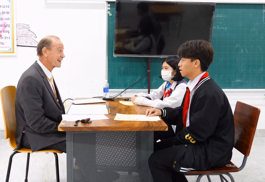 Thí sinh bậc THCS tham gia bài thi kỹ năng nói bằng hình thức vấn đáp trực tiếp với giám khảo người nước ngoài. Ảnh: Mộc Trà