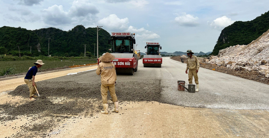 Cao tốc Bắc - Nam đoạn Mai Sơn - QL45 đang chậm tiến độ so kế hoạch đề ra. Ảnh: Quang Hưng