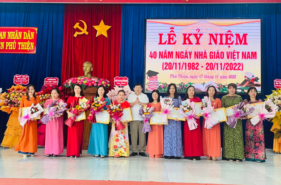 Ông Trịnh Văn Sang-Chủ tịch UBND huyện Phú Thiện trao giấy khen cho các nhà giáo tiêu biểu của huyện. Ảnh: Vũ Chi