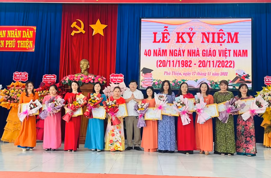 Ông Trịnh Văn Sang-Chủ tịch UBND huyện Phú Thiện trao giấy khen cho các nhà giáo tiêu biểu của huyện. Ảnh: Vũ Chi