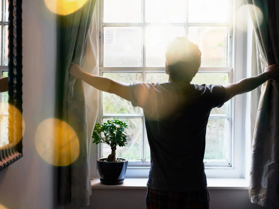Đón ánh sáng tự nhiên ngay sau khi thức dậy giúp làm tăng nhiệt độ cơ thể có thể giúp chúng ta cảm thấy tỉnh táo và tràn đầy năng lượng hơn. Ảnh: Shutterstock