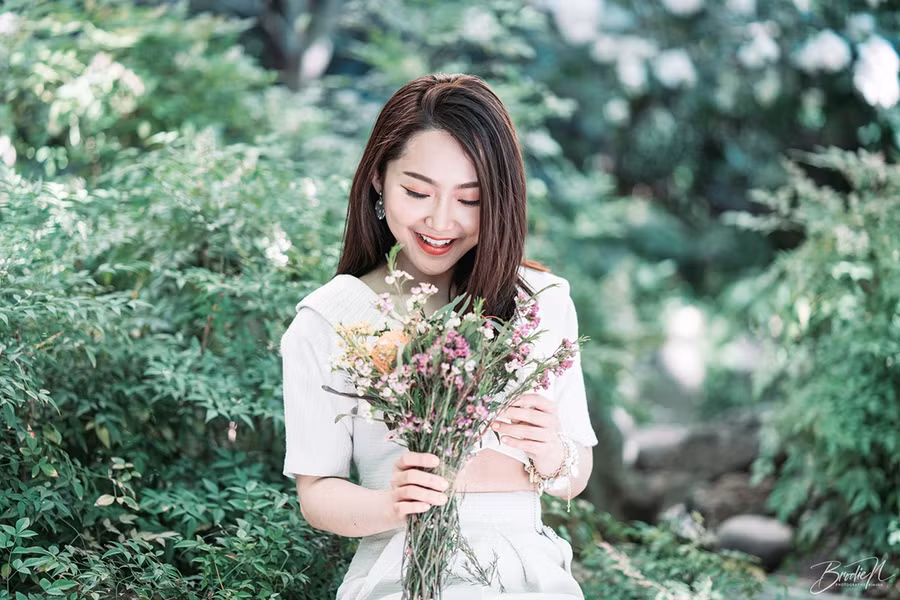 Sau thành công của vai diễn này, Anh Đào bất ngờ sang Singapore du học vào năm 2009. Sau ba năm học tập nơi xứ người, cô trở về nước tiếp tục theo đuổi sự nghiệp diễn xuất với nhiều vai diễn ấn tượng trong Tường Vi cánh mỏng, Phận đàn bà… Dù diễn xuất tốt song những dự án này không mang lại cho Anh Đào thành công như Kính vạn hoa. Ảnh: Minh Thông