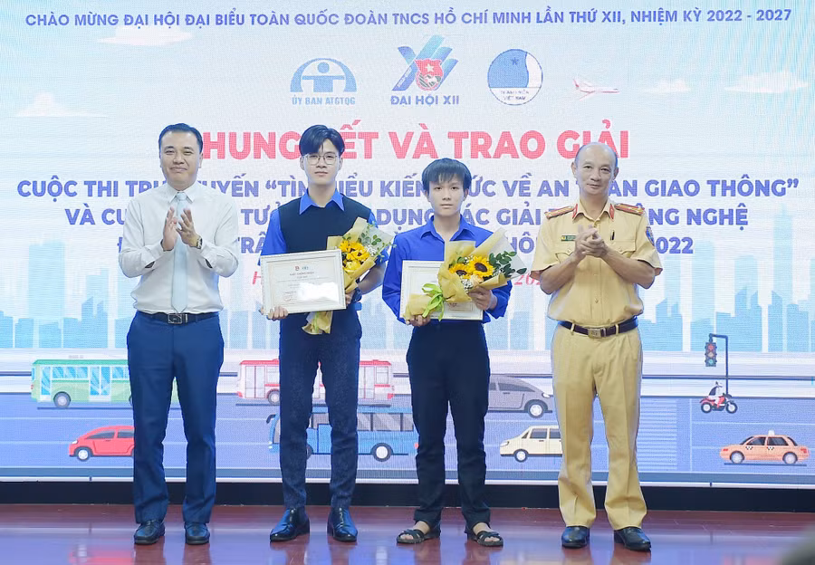 Ban tổ chức trao giải cho thí sinh đoạt giải nhì cuộc thi Thanh niên với văn hóa giao thông. Ảnh: Xuân Tùng
