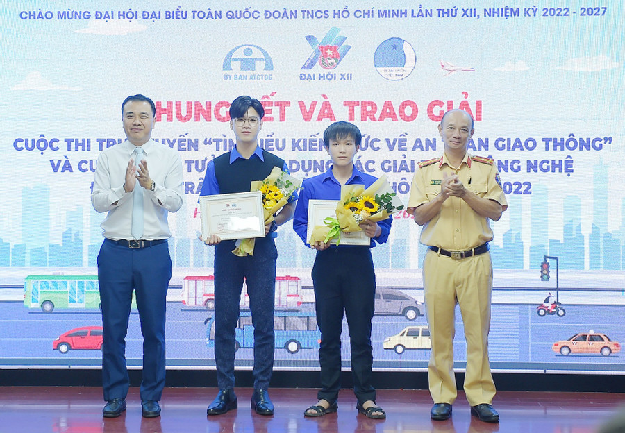 Ban tổ chức trao giải cho thí sinh đoạt giải nhì cuộc thi Thanh niên với văn hóa giao thông. Ảnh: Xuân Tùng Ban tổ chức trao giải cho thí sinh đoạt giải nhì cuộc thi Thanh niên với văn hóa giao thông. Ảnh: Xuân Tùng