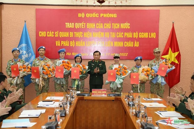 Thượng tướng Hoàng Xuân Chiến trao Quyết định của Chủ tịch nước cho 7 sỹ quan.  Thượng tướng Hoàng Xuân Chiến trao Quyết định của Chủ tịch nước cho 7 sỹ quan.