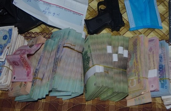 Tang vật thu giữ sau khi bắt nghi pham Đức Anh. Tang vật thu giữ sau khi bắt nghi pham Đức Anh