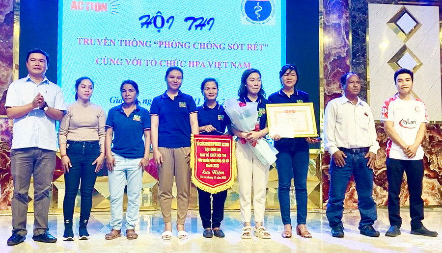  Ban tổ chức trao giải nhất cho Đội thị xã Ia Rsai. Ảnh: Quang Ngọc