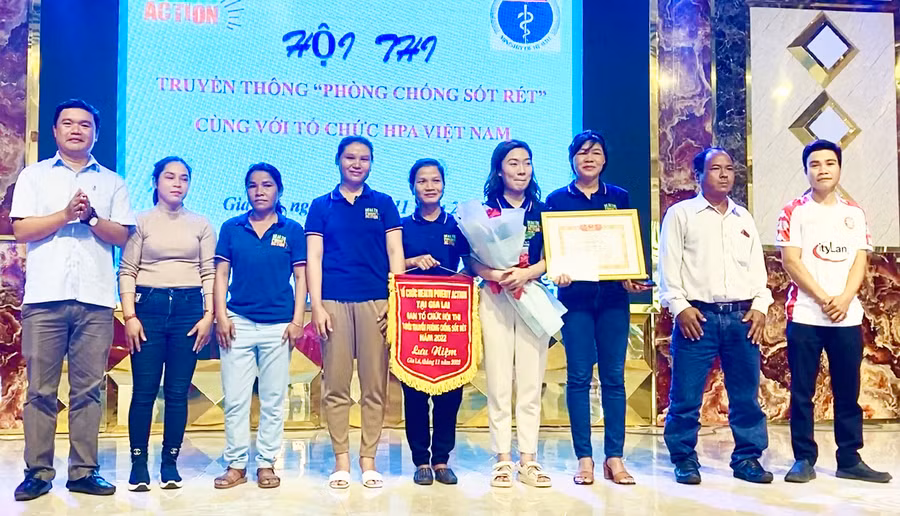  Ban tổ chức trao giải nhất cho Đội thị xã Ia Rsai. Ảnh: Quang Ngọc