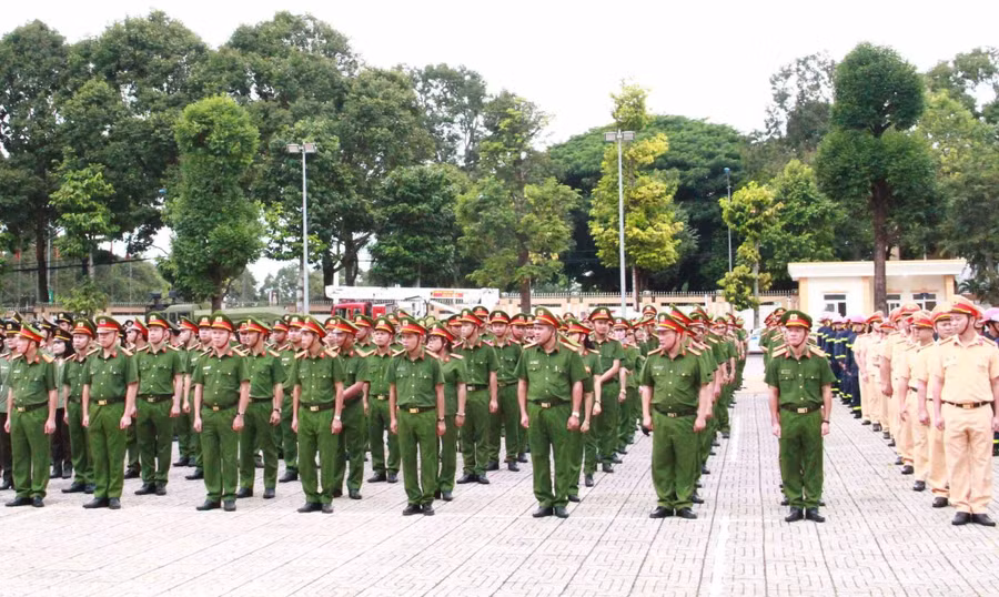 Các đơn vị Công an tỉnh Đắk Lắk nhận nhiệm vụ ra quân trấn áp tội phạm. Ảnh: Hoàng Bình
