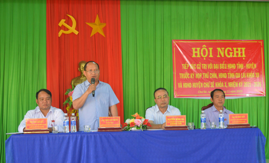 Phó Bí thư Tỉnh ủy Rah Lan Chung phát biểu tại buổi tiếp xúc cử tri. Ảnh: Anh Huy