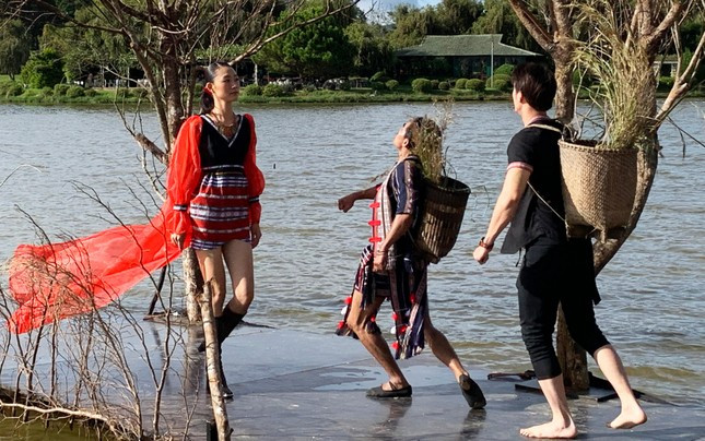 Sự kết hợp giữa lụa và thổ cẩm tạo nên những bộ trang phục ấn tượng Sự kết hợp giữa lụa và thổ cẩm tạo nên những bộ trang phục ấn tượng