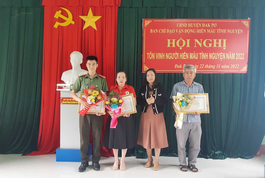 Lãnh đạo huyện Đak Pơ tặng giấy khen cho các tập thể có thành tích xuất sắc trong phong trào HMTN năm 2022. Ảnh: Tuyết Mai  Lãnh đạo huyện Đak Pơ tặng giấy khen cho các tập thể có thành tích xuất sắc trong phong trào HMTN năm 2022. Ảnh: Tuyết Mai