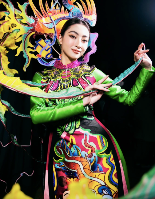  Với bộ trang phục kết hợp hài hòa giữa những tông màu nổi bật, Lương Thùy Linh tự tin catwalk uyển chuyển thu hút mọi ánh nhìn.