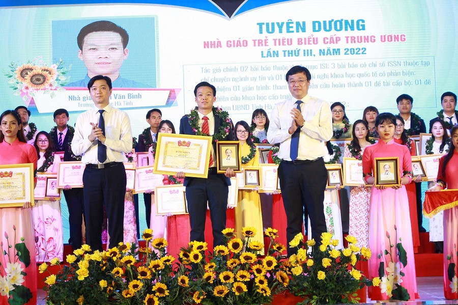 Ông Lê Quốc Phong, Bí thư Tỉnh ủy Đồng Tháp (phải) và anh Nguyễn Minh Triết, Bí thư T.Ư Đoàn chúc mừng một nhà giáo trẻ tiêu biểu cấp T.Ư. Ảnh: Trần Ngọc