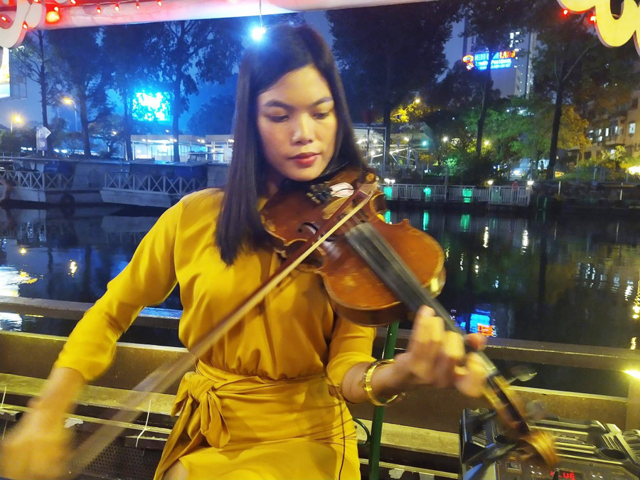 Nghệ sĩ biểu diễn trên thuyền du lịch trên kênh. Ảnh: Trần Nguyễn Anh Nghệ sĩ biểu diễn trên thuyền du lịch trên kênh. Ảnh: Trần Nguyễn Anh