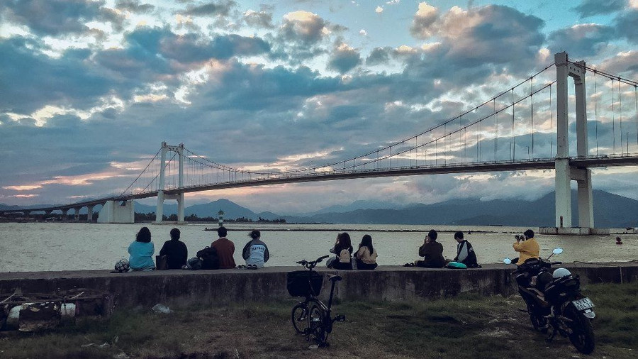 Sau khi có cho mình bộ ảnh đẹp, du khách có thể ngồi lại dọc bờ kè sông Hàn để ngắm cầu Thuận Phước - một trong bốn cây cầu đẹp nhất của TP.Đà Nẵng khi hoàng hôn buông xuống. Ảnh: Hữu Tú 