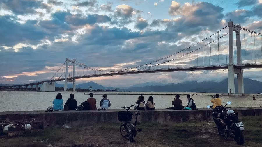 Sau khi có cho mình bộ ảnh đẹp, du khách có thể ngồi lại dọc bờ kè sông Hàn để ngắm cầu Thuận Phước - một trong bốn cây cầu đẹp nhất của TP.Đà Nẵng khi hoàng hôn buông xuống. Ảnh: Hữu Tú 