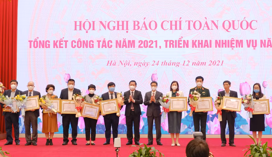 Ban Tuyên giáo Trung ương khen thưởng 10 tập thể có thành tích xuất sắc trong công tác báo chí năm 2021. Ảnh nguồn internet