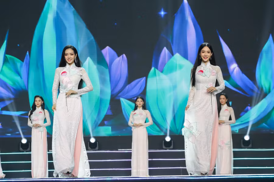 Thí sinh Hoa hậu Việt Nam 2022 khoe sắc vóc khi trình diễn trang phục áo dài. Ảnh: BTC