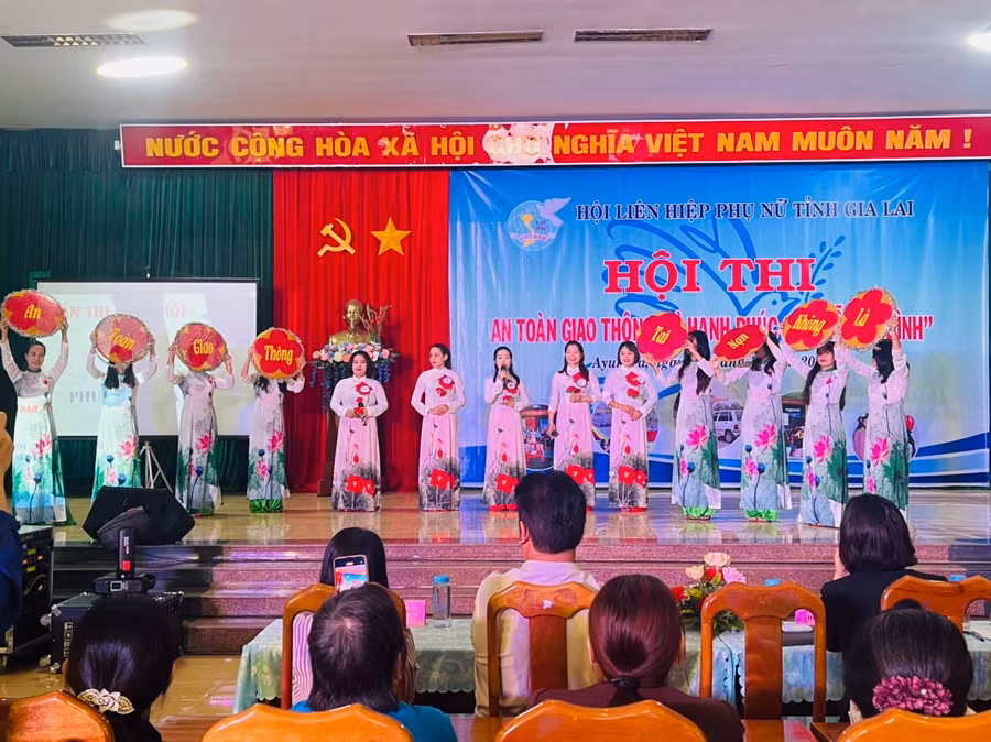 Tiết mục của Hội LHPN phường Hòa Bình đạt giải phần thi chào hỏi xuất sắc nhất Ảnh Vũ chi