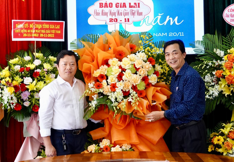 Ông Lương Văn Danh (bìa phải)-Phó Tổng Biên tập Báo Gia Lai tặng hoa chúc mừng đội ngũ cán bộ, nhân viên Sở Giáo dục và Đạo tạo nhân kỷ niệm 40 năm Ngày Nhà giáo Việt Nam. Ảnh: Mộc Trà Ông Lương Văn Danh (bìa phải)-Phó Tổng Biên tập Báo Gia Lai tặng hoa chúc mừng đội ngũ cán bộ, nhân viên Sở Giáo dục và Đạo tạo nhân kỷ niệm 40 năm Ngày Nhà giáo Việt Nam. Ảnh: Mộc Trà