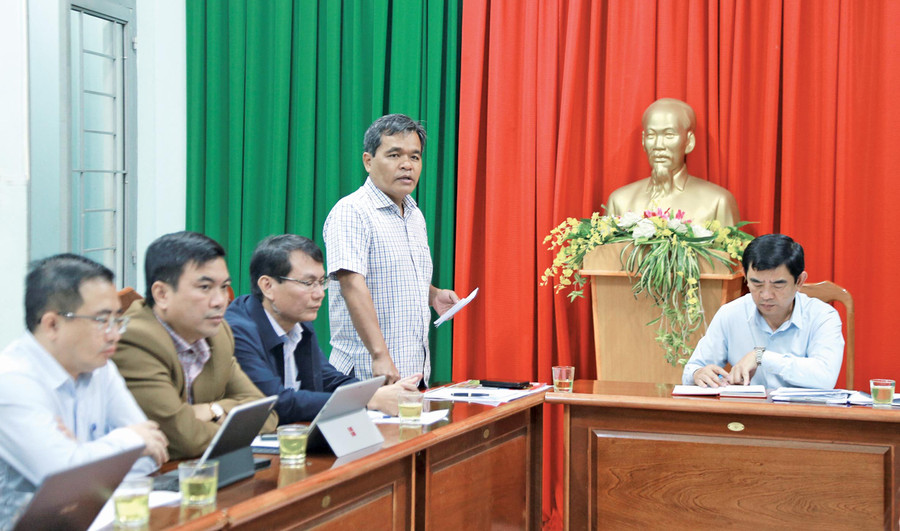 Ủy viên Ban Chấp hành Trung ương Đảng, Bí thư Tỉnh ủy, Chủ tịch HĐND tỉnh Hồ Văn Niên phát biểu tại buổi sinh hoạt định kỳ của Chi bộ Trung tâm Phát triển quỹ đất TP. Pleiku. Ảnh: Phương Linh