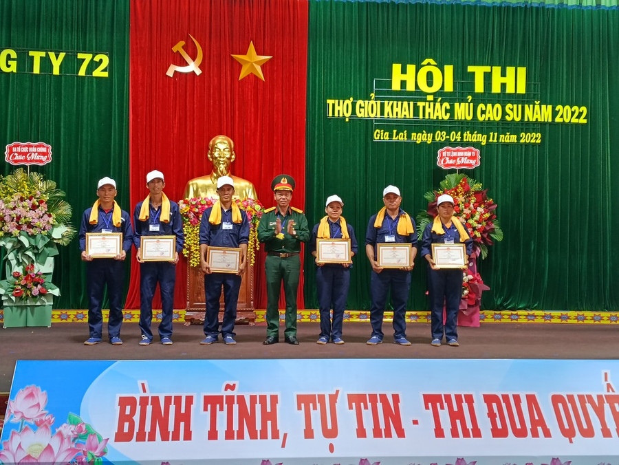 Lãnh đạo Công ty 72 khen thưởng cho các cá nhân tại hội thi. Ảnh: R'Ô HOK Các đội nhận quyết định khen thưởng của Công ty 72. Ảnh: R'Ô HOK