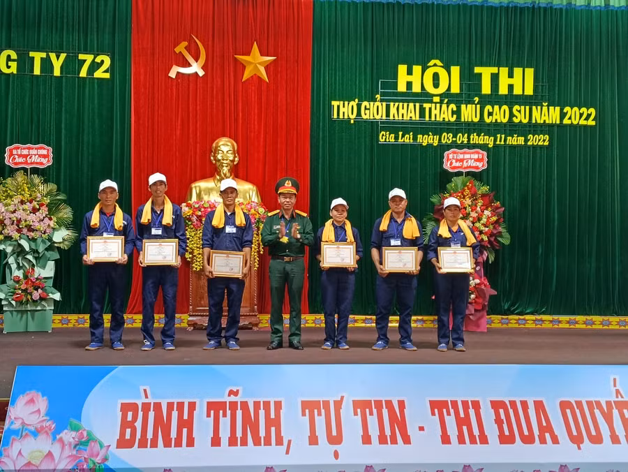 Các đội nhận quyết định khen thưởng của Công ty 72. Ảnh: R'Ô HOK