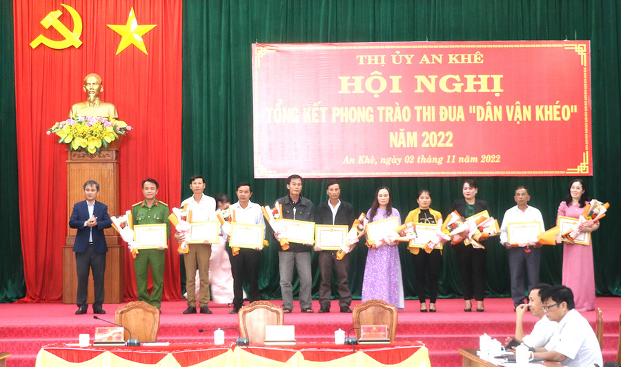 Ban Thường vụ Thị ủy An Khê tặng giấy khen cho các tập thể, cá nhân có thanh tích xuất sắc trong phong trào thi đua “Dân vận khéo” năm 2022. Ảnh: Ngọc Minh  Ban Thường vụ Thị ủy An Khê tặng giấy khen cho các tập thể, cá nhân có thanh tích xuất sắc trong phong trào thi đua “Dân vận khéo” năm 2022. Ảnh: Ngọc Minh