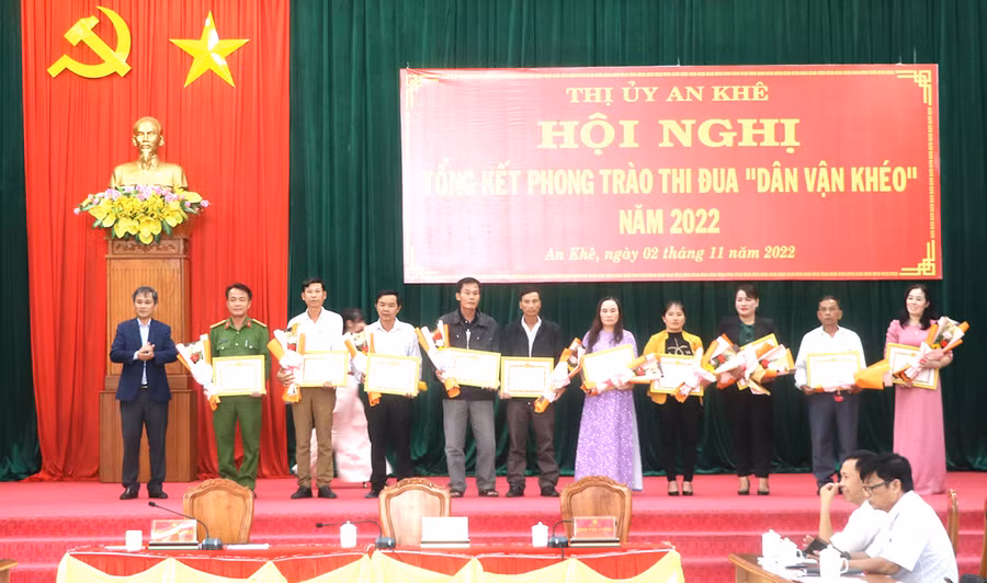  Ban Thường vụ Thị ủy An Khê tặng giấy khen cho các tập thể, cá nhân có thanh tích xuất sắc trong phong trào thi đua “Dân vận khéo” năm 2022. Ảnh: Ngọc Minh