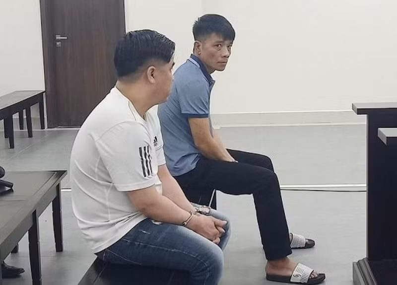 Hai bị cáo Long và Hưng tại phiên tòa. Hai bị cáo Long và Hưng tại phiên tòa.