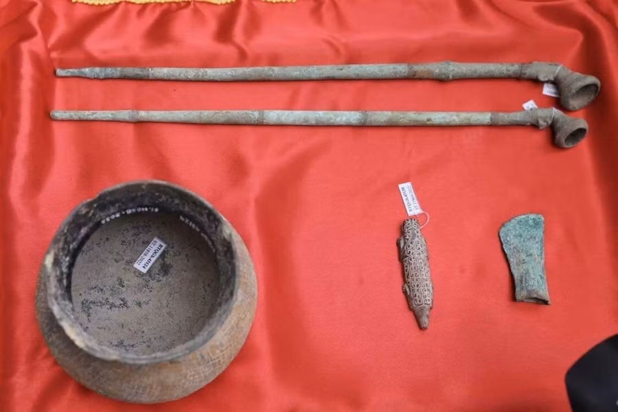 2 chiếc tẩu đồng, nồi gốm, tượng cá sấu và rìu đá được Bảo tàng Lịch sử quốc gia tiếp nhận ngày 18.11. Ảnh: Minh Quyết