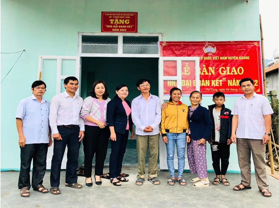 Đại diện lãnh đạo Ủy ban MTTQ Việt Nam huyện Kbang bàn giao nhà “Đại đoàn kết” cho hộ ông Vi Sỹ Đông. Ảnh: Lê Đại Đại diện lãnh đạo Uỷ ban MTTQ Việt Nam huyện Kbang bàn giao nhà “Đại đoàn kết” cho hộ ông Vi Sỹ Đông. Ảnh: Lê Đại