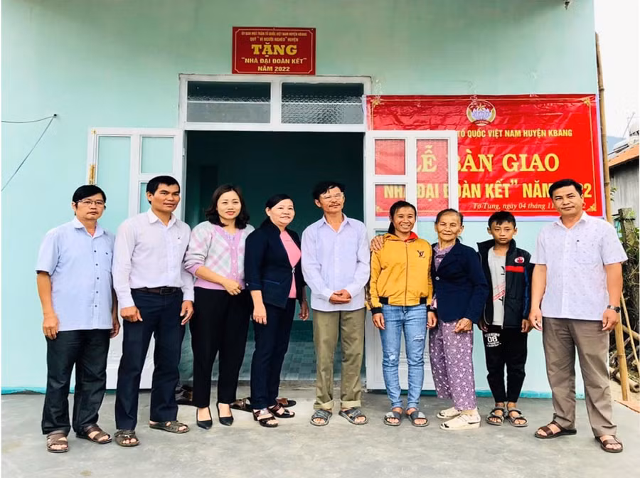 Đại diện lãnh đạo Uỷ ban MTTQ Việt Nam huyện Kbang bàn giao nhà “Đại đoàn kết” cho hộ ông Vi Sỹ Đông. Ảnh: Lê Đại