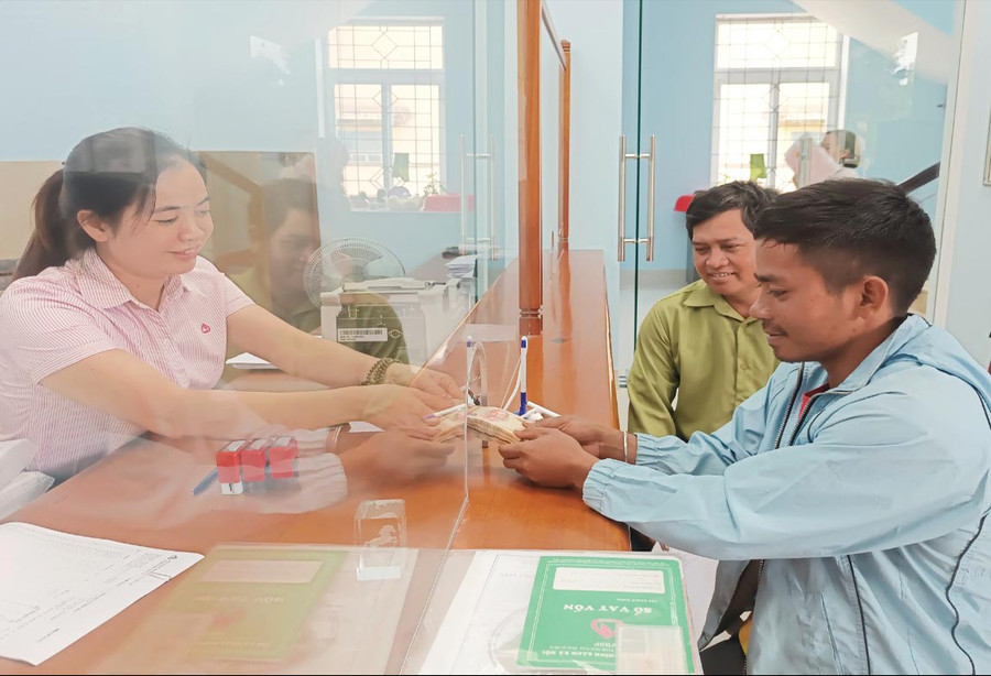 Phòng Giao dịch Ngân hàng Chính sách Xã hội huyện Đak Pơ giải ngân 630 triệu đồng cho 16 hộ vay làm nhà ở. Ảnh: Sơn Ca