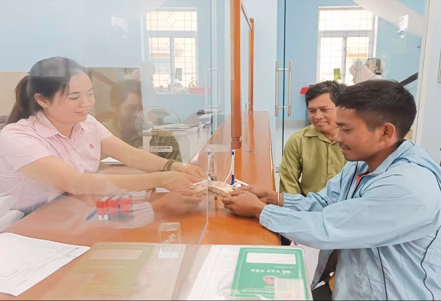 Phòng Giao dịch Ngân hàng Chính sách Xã hội huyện Đak Pơ giải ngân 630 triệu đồng cho 16 hộ vay làm nhà ở. Ảnh: Sơn Ca