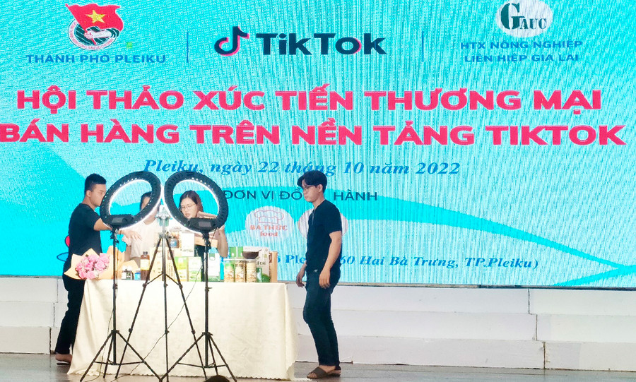  Kinh doanh trên nền tảng số là lĩnh vực đang ngày càng phát triển, tạo điều kiện cho doanh nghiệp, cá nhân chuyển đổi mô hình kinh doanh hiệu quả. Ảnh: Thảo Nguyên