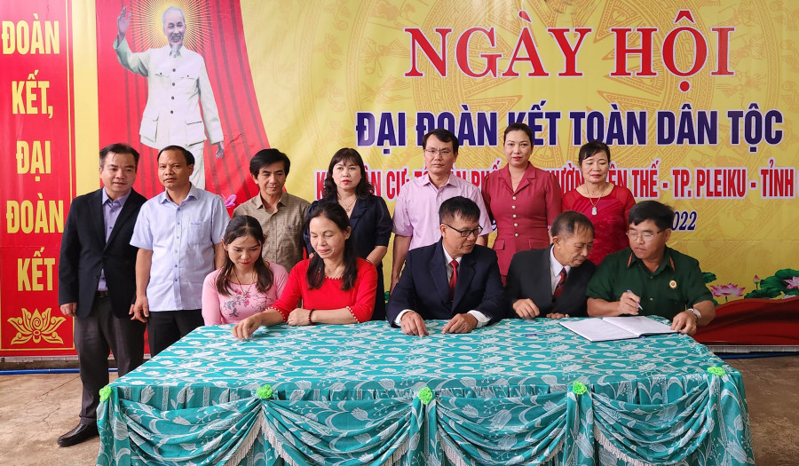 Đại diện bà con tổ dân phố 10 ký kết giao ước thi đua. Ảnh: Ngọc Sang