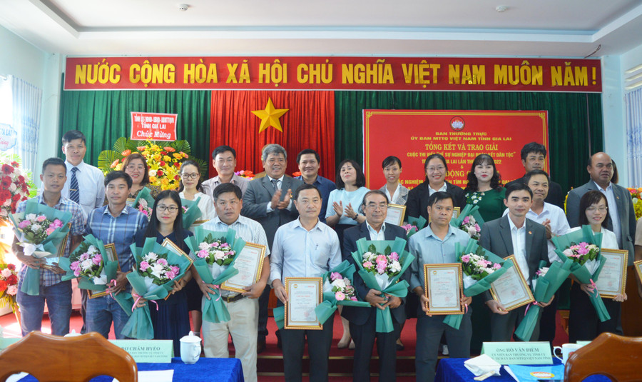 Đại biểu chụp ảnh lưu niệm cùng các tác giả đạt giải cuộc thi viết “Về sự nghiệp đại đoàn kết dân tộc”. Ảnh: Anh Huy