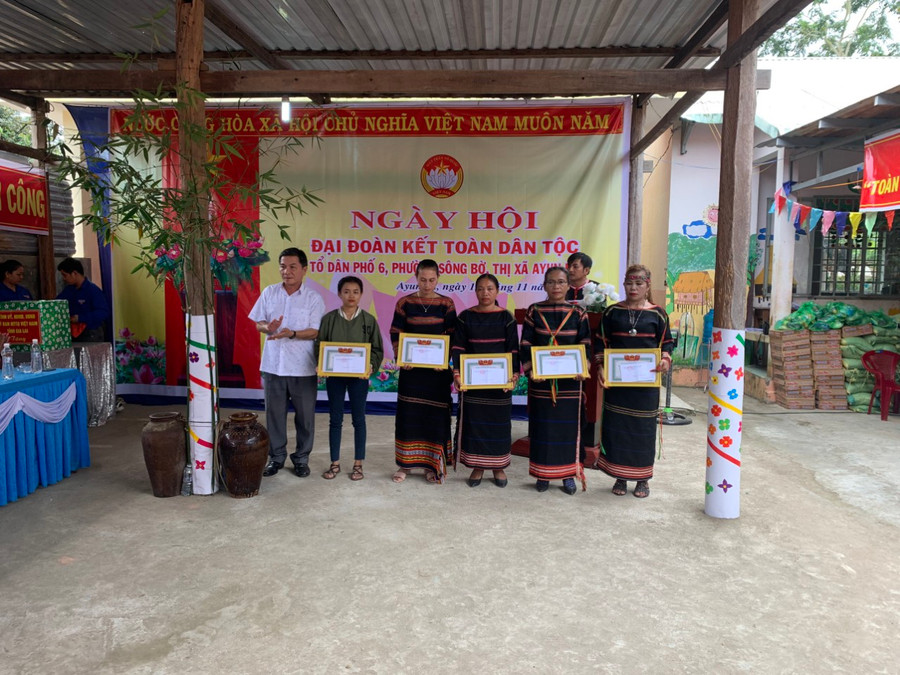 Lãnh đạo Uỷ ban MTTQ Việt Nam phường Sông Bờ tặng giấy khen cho gia đình tiêu biểu, tập thể Ban Công tác Mặt trận tổ dân phố 6 có thành tích xuất sắc trong thực hiện cuộc vận động năm 2022.Ảnh RÔ HOK