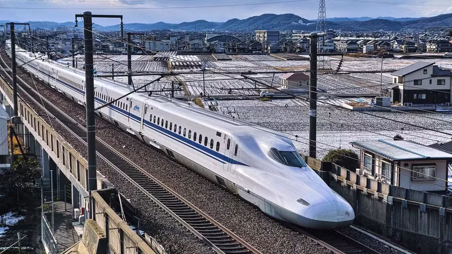 Việt Nam sau nhiều năm nghiên cứu vẫn băn khoăn giữ thiết kế tốc độ đường sắt cao tốc, trong khi đó mục tiêu muốn xây dựng đường sắt vận chuyển kết hợp hành khách và hàng hoá. (Ảnh tàu Shinkansen của Nhật Bản)