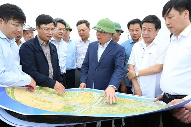 Bí thư Thành ủy Hà Nội Đinh Tiến Dũng cùng đoàn khảo sát thực địa tại huyện Hoài Đức. Nguồn: hanoi.gov.vn Bí thư Thành ủy Hà Nội Đinh Tiến Dũng cùng đoàn khảo sát thực địa tại huyện Hoài Đức. Nguồn: hanoi.gov.vn
